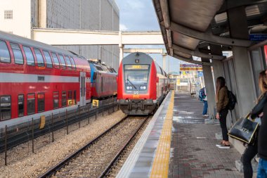 Haifa, İsrail, 05, Aralık, 2018: Şehirlerarası yolcu treni Mirkaz Shmona tren istasyonu platformu Haifa, İsrail için gelir