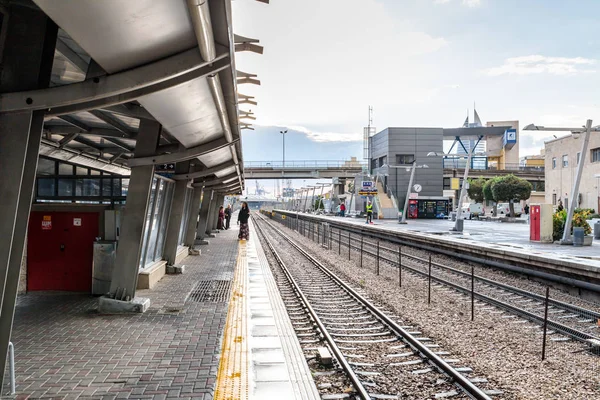 Haifa Israel Diciembre 2018 Varios Viajeros Esperan Tren Plataforma Vacía —  Fotos de Stock