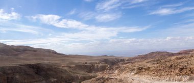 Çölde Ürdün - Amman başkenti yakınındaki toprağa büyük bir boşlukta