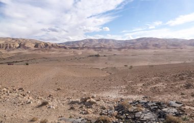 Çölde başkent yakınındaki küçük bir yerleşim ve Ürdün - Amman