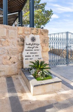 Madaba, Ürdün, 05 Aralık 2018: Memorial plaka Jordan Madaba şehir yakın Mount Nebo tarihinde musa Memorial Kilisesi girişinde