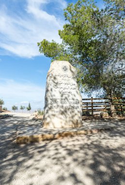 Madaba, Ürdün, 05 Aralık 2018: Taş anıt Jordan Madaba şehir yakınındaki İngilizce ve Arapça Mount Nebo üzerinde yazıtlar ile