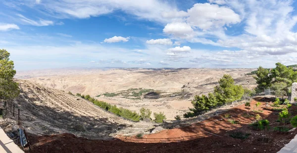 ネボからヨルダン マダバの街の近くのヨルダンの風景のパノラマ ビュー — ストック写真