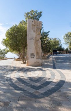 Madaba, Ürdün, 05 Aralık 2018: Papa John Paul II Memorial Kilisesi Musa'nın Mount Nebo üzerinde ziyaret Jordan Madaba şehir yakınındaki adanmış taş anıt