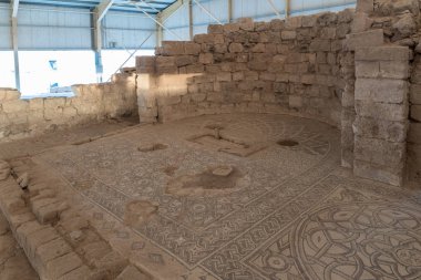 Madaba, Ürdün, 05 Aralık 2018: Arkeolojik kalıntıları evleri ve mozaik kaplı üzerinde tarihsel olarak um ar-Rasas Madaba city Ürdün yakınındaki site