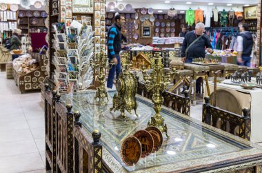 Majesteleri, Jordan, 05 Aralık 2018: Şamdanlar ve dekoratif saatler dekoratif dekore edilmiş bir yemek masası yol kenarına yerleştirilen bir mağazada Ürdün Kerak'a city yakınındaki stand