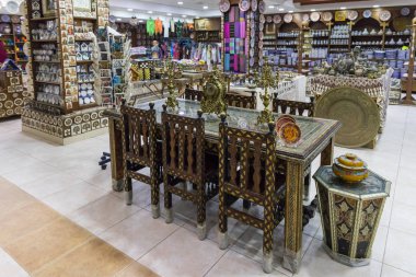 Majesteleri, Jordan, 05 Aralık 2018: Büyük Hatıra Eşyası Kerak'a city Ürdün yakınındaki yol kenarına yerleştirilen bir mağaza satış için vardır