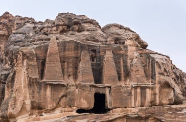 Wadi Musa, Ürdün, 06 Aralık 2018: Petra - Ürdün Wadi Musa şehirde Nabatean krallığının başkenti giden yolun başlangıcı kabrinde dikili taş üst kısmı