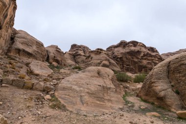 Petra - Ürdün Wadi Musa şehirde Nabatean krallığının başkenti önde gelen yol boyunca dağlar