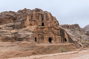 Wadi Musa, Ürdün, 06 Aralık 2018: Dikilitaş mezar Petra - Ürdün Wadi Musa şehirde Nabatean krallığının başkenti giden yolun başında