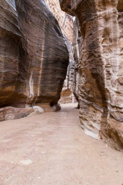Al-Siq - Petra - Ürdün Wadi Musa şehirde Nabatean krallığının başkenti kırmızı-kaya duvarların içinden giden kanyon