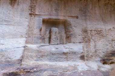 Wadi Musa, Ürdün, 06 Aralık 2018: rock, Nabatean Tanrı yolda Petra - Ürdün Wadi Musa şehirde Nabatean krallığının başkenti önde gelen kanyonda oyulmuş