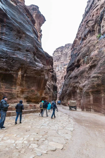 Wadi Musa Jordanië December 2018 Talrijke Toeristen Lopen Langs Canyon — Stockfoto