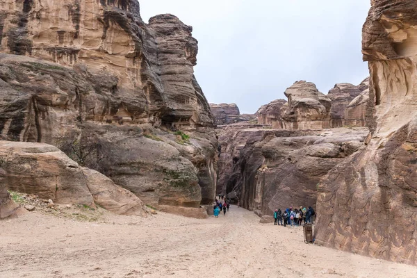 Wadi Musa Jordania Diciembre 2018 Numerosos Turistas Caminan Largo Del — Foto de Stock