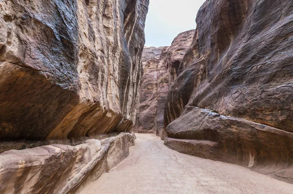 Siq Canyon Leder Genom Röd Rock Väggar Till Petra Huvudstaden — Stockfoto