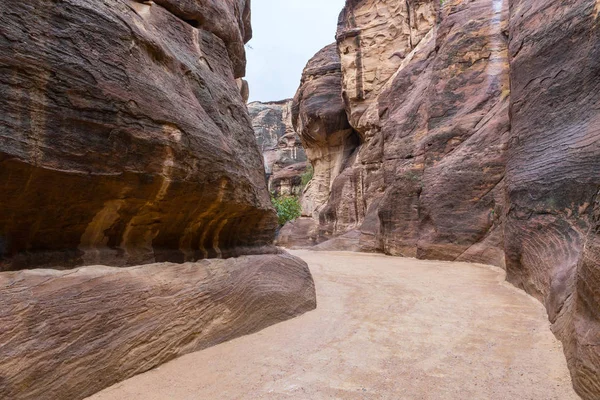 Siq Cañón Que Conduce Través Las Paredes Roca Roja Petra — Foto de Stock