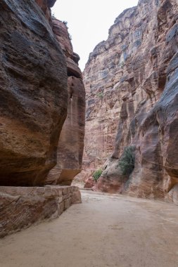 Al-Siq - Petra - Ürdün Wadi Musa şehirde Nabatean krallığının başkenti kırmızı-kaya duvarların içinden giden kanyon
