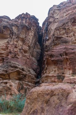 Al-Siq - Petra - Ürdün Wadi Musa şehirde Nabatean krallığının başkenti kırmızı-kaya duvarların içinden giden kanyon