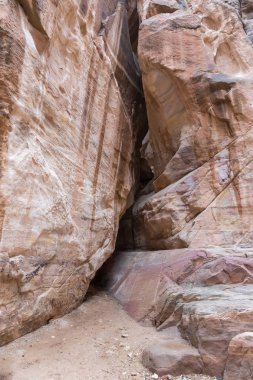 Al-Siq - Petra - Ürdün Wadi Musa şehirde Nabatean krallığının başkenti kırmızı-kaya duvarların içinden giden kanyon