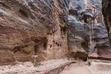 Al-Siq - Petra - Ürdün Wadi Musa şehirde Nabatean krallığının başkenti kırmızı-kaya duvarların içinden giden kanyon