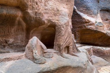 Wadi Musa, Ürdün, 06 Aralık 2018: Petra - Ürdün Wadi Musa şehirde Nabatean krallığının başkenti önde gelen Kanyon kaya içine oyulmuş heykeller kalıntıları
