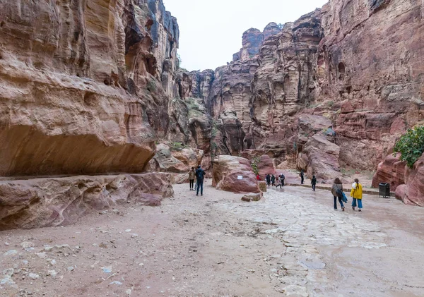 Wadi Musa Jordania Diciembre 2018 Numerosos Turistas Caminan Largo Del — Foto de Stock