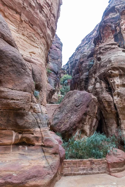 Siq Cañón Que Conduce Través Las Paredes Roca Roja Petra —  Fotos de Stock