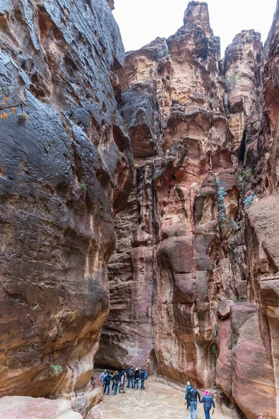 Wadi Musa Giordania Dicembre 2018 Numerosi Turisti Passeggiano Lungo Canyon — Foto Stock