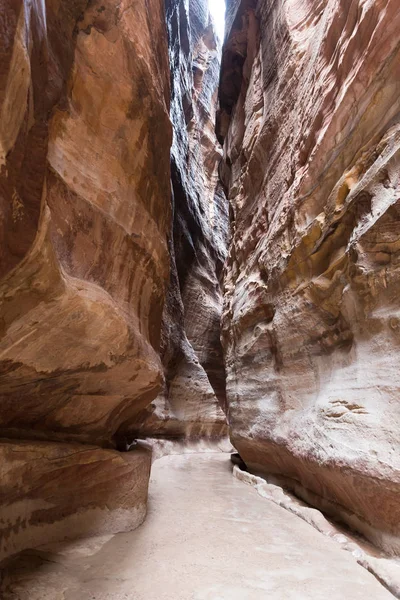 Siq Cañón Que Conduce Través Las Paredes Roca Roja Petra — Foto de Stock