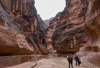 Wadi Musa, Ürdün, 06 Aralık 2018: Petra - Ürdün Wadi Musa şehirde Nabatean krallığının başkenti önde gelen Kanyon boyunca çok sayıda turist yürümek