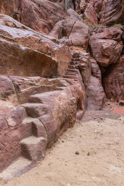 Pasos Tallados Roca Cañón Que Conduce Través Las Paredes Roca —  Fotos de Stock