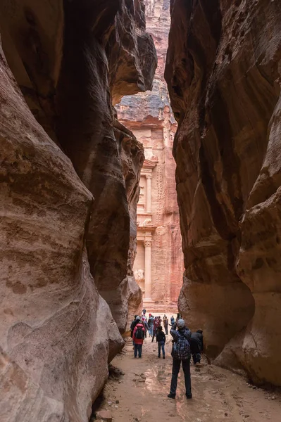 Wadi Musa Giordania Dicembre 2018 Turisti Fotografano Vista Khazneh Dal — Foto Stock