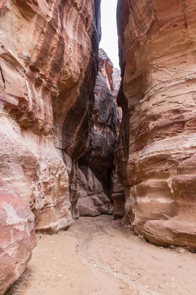 Siq 穿过红岩墙前往佩特拉 约旦瓦迪穆萨市纳巴坦王国的首都 — 图库照片