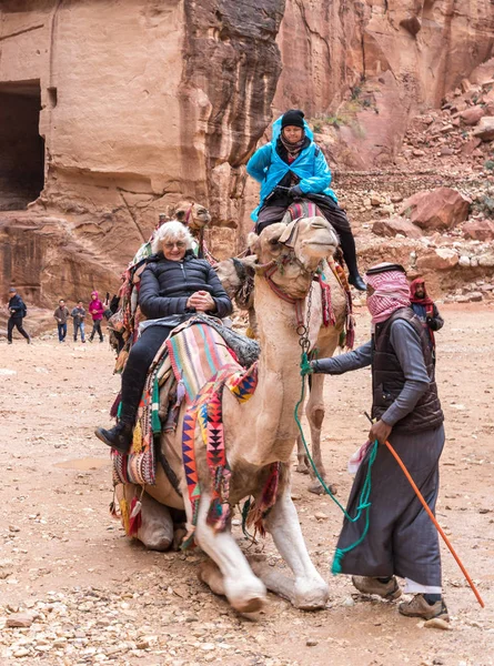 Wadi Musa Jordan Grudnia 2018 Beduin Kierowcy Pomaga Turystycznych Wysiąść — Zdjęcie stockowe