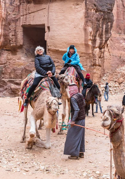 Wadi Musa Giordania Dicembre 2018 Beduino Autista Aiuta Turista Scendere — Foto Stock