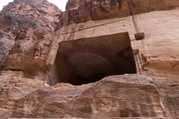 Ουάντι Μούσα Ιορδανία Δεκεμβρίου 2018 Χειροποίητα Σπήλαιο Σκαμμένο Κόκκινο Βουνό — Φωτογραφία Αρχείου