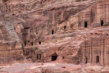 Wadi Musa, Ürdün, 06 Aralık 2018: insan yapımı mağaralar Petra - Ürdün Wadi Musa şehirde Nabatean krallığının başkenti kırmızı dağ oyulmuş