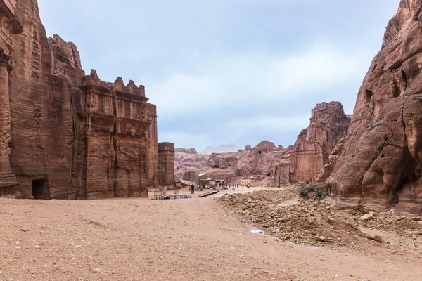 Wadi Musa Jordanië December 2018 Weg Tussen Rode Rotsen Petra — Stockfoto