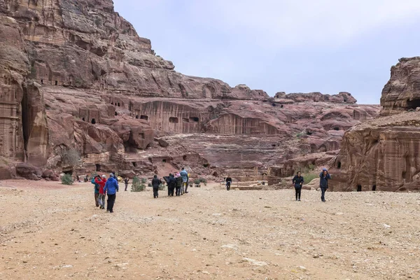 约旦瓦迪穆萨 2018年12月6日 在约旦瓦迪穆萨市纳巴坦王国的首都佩特拉 众多游客在红岩之间上路 — 图库照片