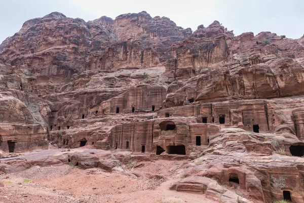 Wadi Musa Jordânia Dezembro 2018 Cavernas Artificiais Esculpidas Montanha Vermelha — Fotografia de Stock