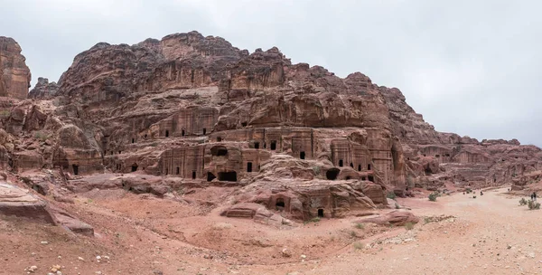 Wadi Musa Jordânia Dezembro 2018 Cavernas Artificiais Esculpidas Montanha Vermelha — Fotografia de Stock