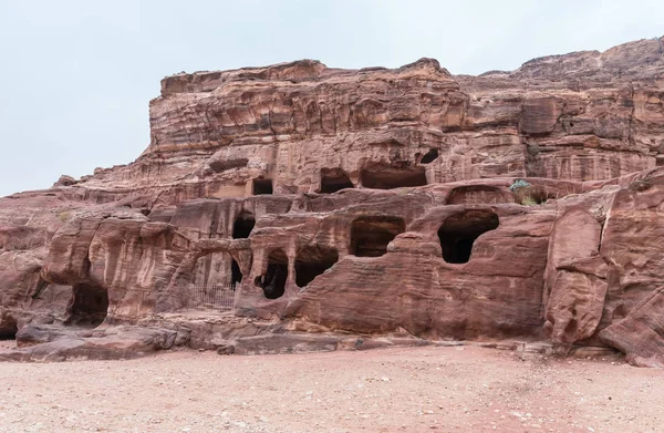 Wadi Musa Jordanië December 2018 Kunstmatige Grotten Uitgehouwen Rode Berg — Stockfoto