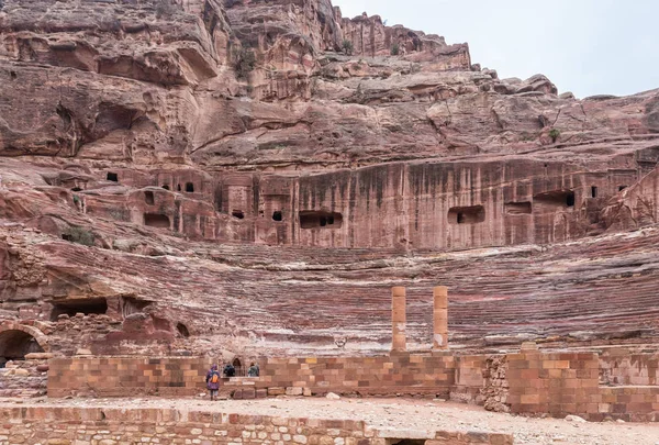 Restos do Teatro Nabateano em Petra - a capital do reino Nabateano na cidade de Wadi Musa, na Jordânia — Fotografia de Stock