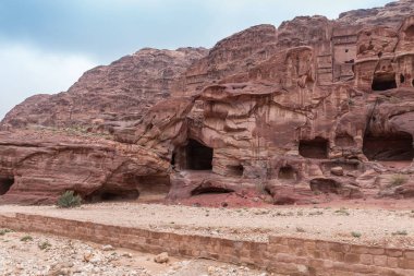 Wadi Musa, Ürdün, 06 Aralık 2018: insan yapımı mağaralar Petra - Ürdün Wadi Musa şehirde Nabatean krallığının başkenti kırmızı dağ oyulmuş