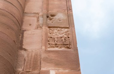 Wadi Musa, Ürdün, 06 Aralık 2018: Dushares Tapınağı - Tanrı Nabataean Petra Tapınağı girişine sütun parçası. Wadi Musa kenti yakınlarındaki Ürdün