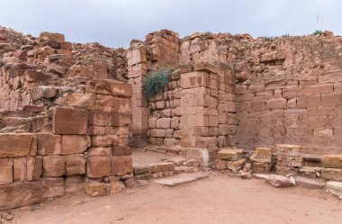 Wadi Musa, Ürdün, 06 Aralık 2018: Duvar ve Roma İmparatorluğu Petra'zaman kalan sütunları parçaları kalıntıları. Wadi Musa kenti yakınlarındaki Ürdün
