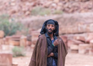 Wadi Musa, Ürdün, 06 Aralık 2018: ayakta ve sigara ve Petra - Ürdün Wadi Musa şehirde Nabatean krallığının başkenti turist bekleyen Bedevi celep