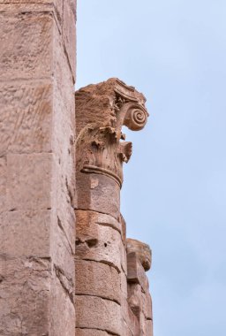 Wadi Musa, Ürdün, 06 Aralık 2018: Üst kısmındaki colunm kalır Petra Roma Tapınağı kalıntıları. Wadi Musa kenti yakınlarındaki Ürdün