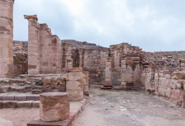 Wadi Musa, Ürdün, 06 Aralık 2018: Petra Roma Tapınağı kalıntıları. Wadi Musa kenti yakınlarındaki Ürdün