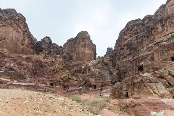 Wadi Musa Jordan December 2018 Konstgjorda Grottor Ristade Röda Bergen — Stockfoto